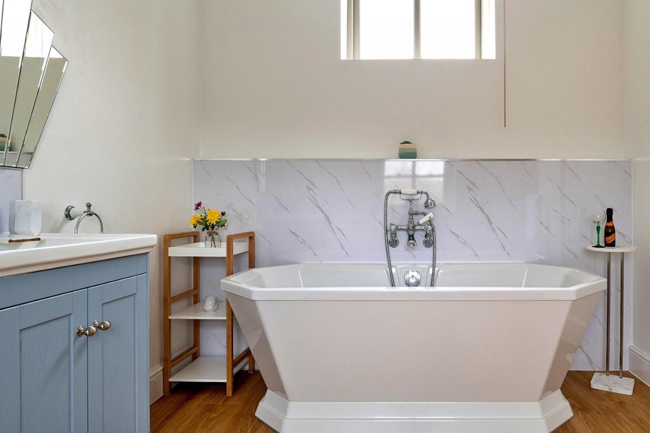Finest Retreats - Moelis Granary - Luxury Cottage With Hot Tub Llandrillo 外观 照片