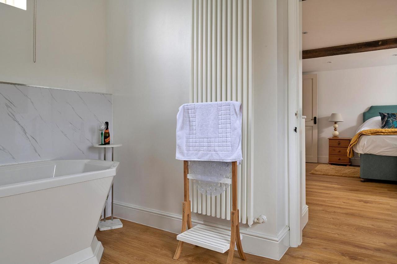 Finest Retreats - Moelis Granary - Luxury Cottage With Hot Tub Llandrillo 外观 照片